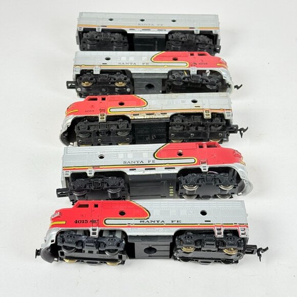 Vintage 4 HO Gauge Locomotives Engines Santa Fe & Passenger Car For Parts ONLY - Picture 1 of 9